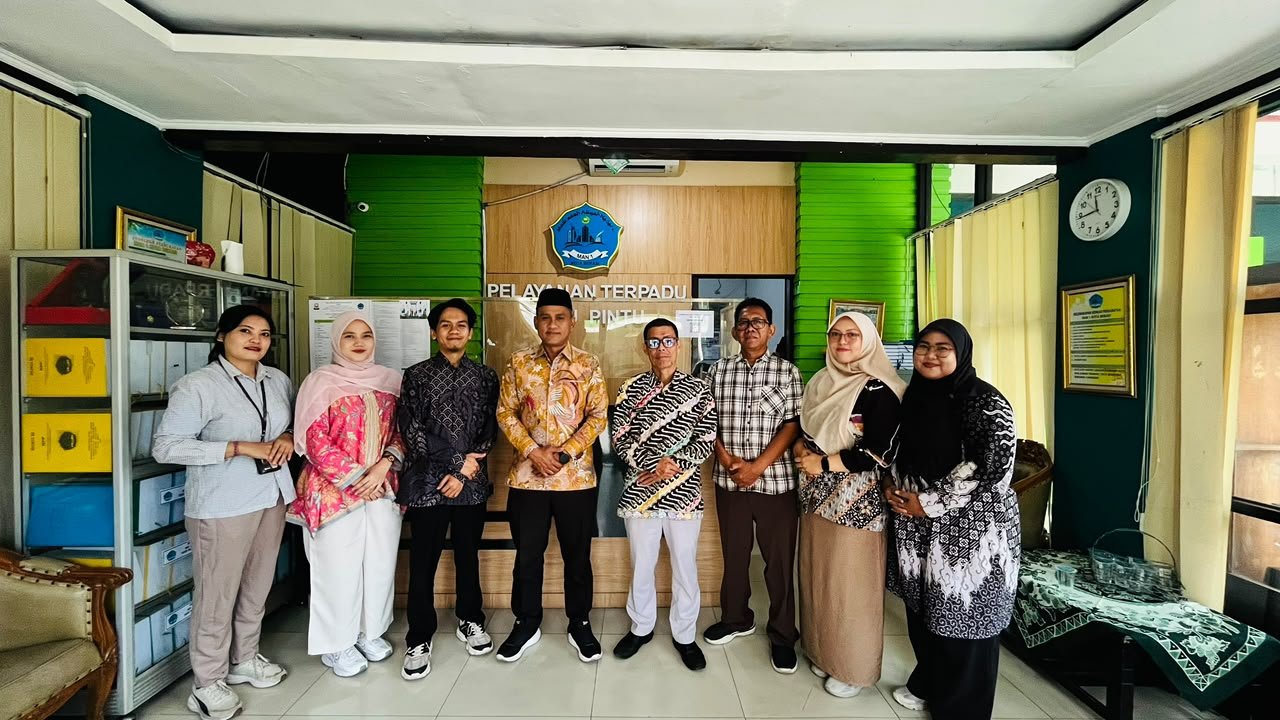 INSPEKTORAT JENDERAL KEMENTERIAN AGAMA RI MELAKSANAKAN MONITORING DAN EVALUASI PENGELOLAAN MEDIA SOSIAL DAN PODCAST SUAR INTEGRITAS DI MAN 1 KOTA BEKASI