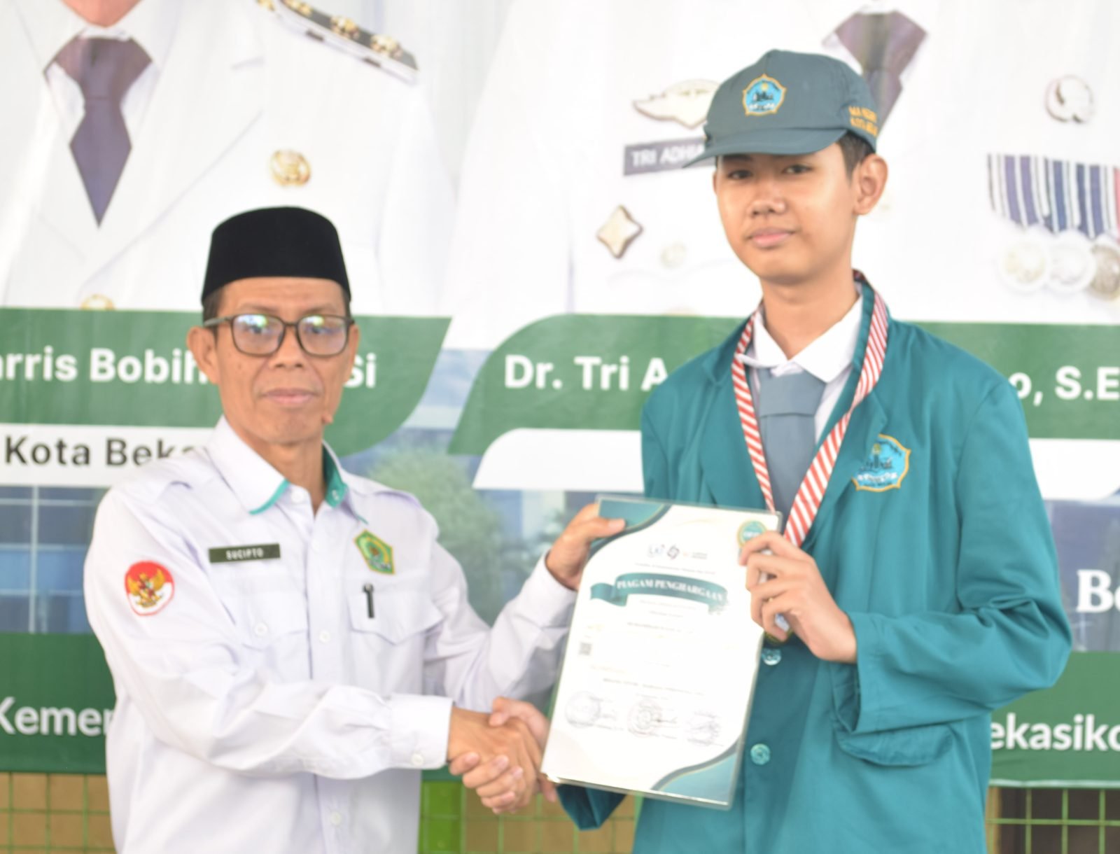 MAN 1 KOTA BEKASI KEMBALI BERPRESTASI, SISWA RAIH JUARA 1 OLIMPIADE BAHASA INDONESIA TINGKAT NASIONAL